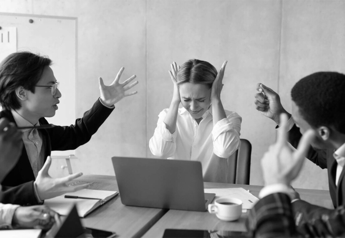 Đồng Nghiệp Trong Công Ty Chia Bè Kết Phái Thì Phải Làm Sao?