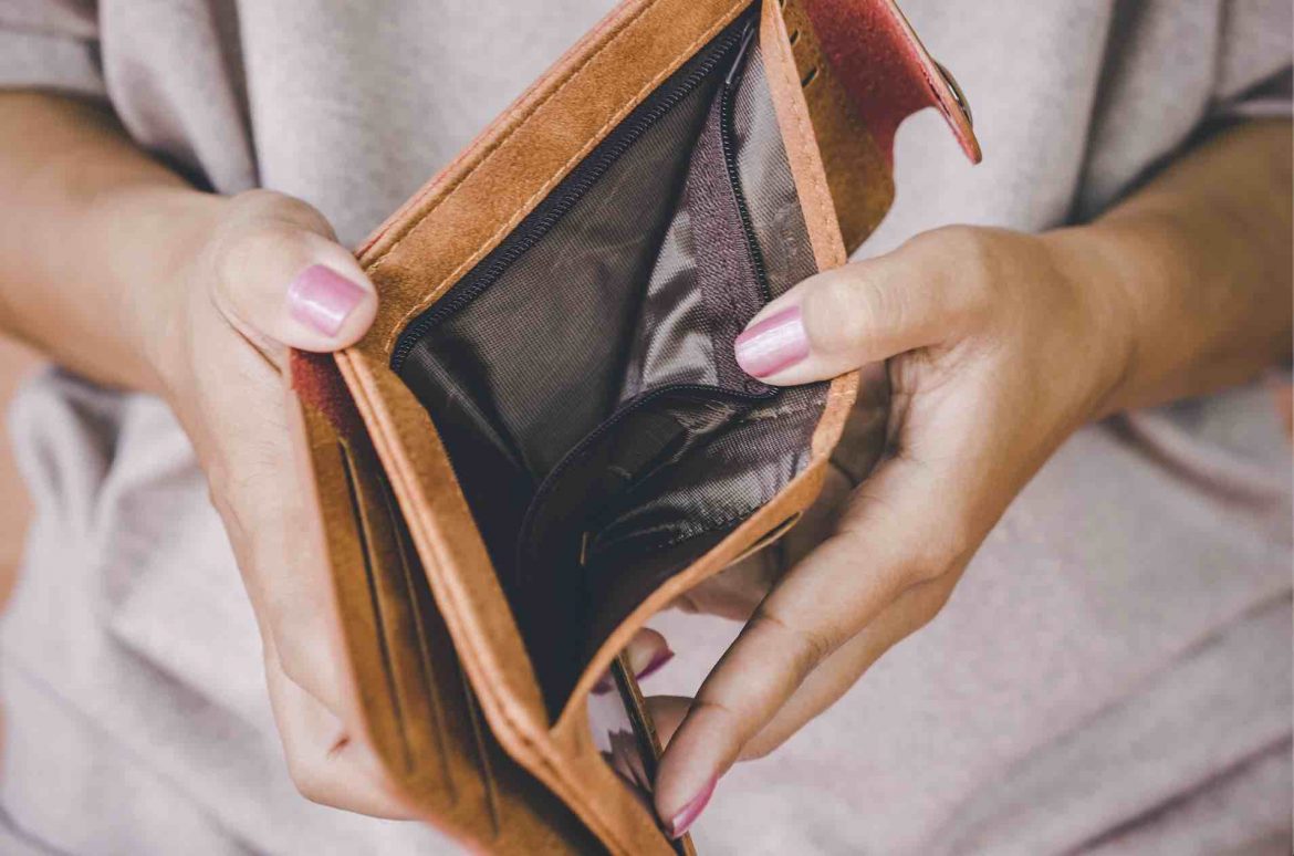 Không Dám Chi Tiền, Nhưng Vẫn "Rỗng Túi Vào Cuối Tháng"